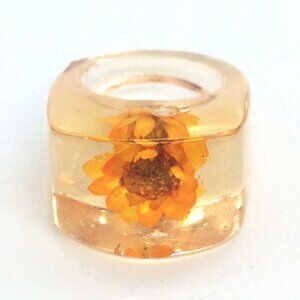 3/$30 VINTAGE PLASTIC CLEAR LUCITE PEACH ORANGE EMBEDDED FLOWER RING SIZE 4.75